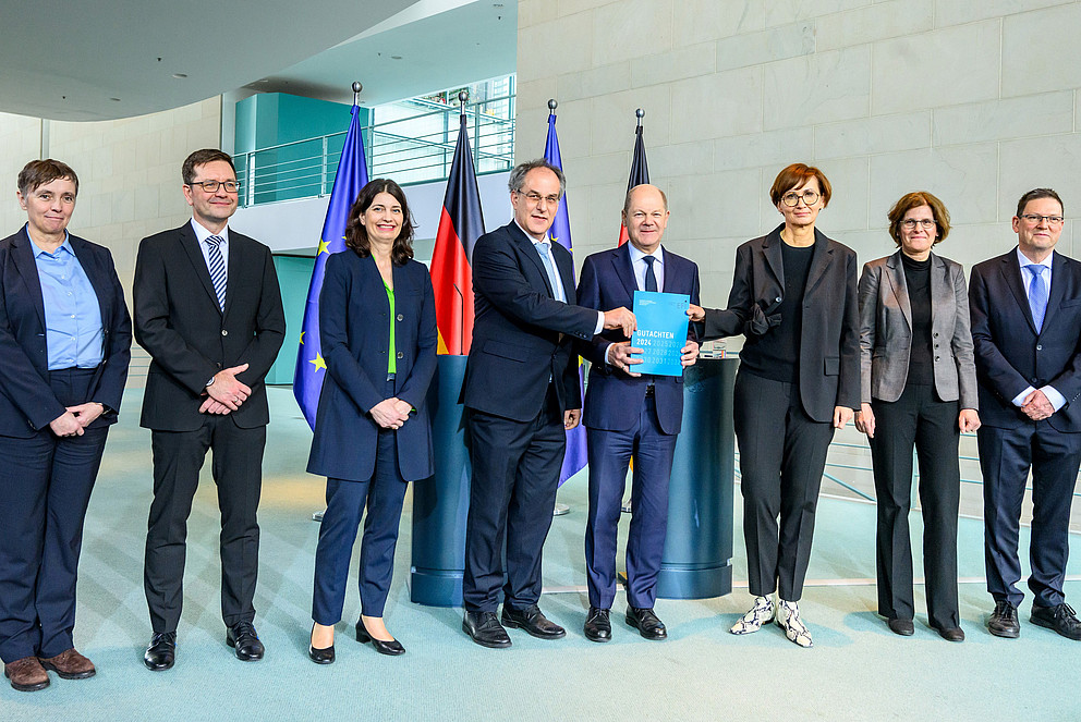 Übergabe des EFI-Gutachtens 2024 an Bundeskanzler Scholz und Bundesministerin Stark-Watzinger. Foto: David Ausserhofer