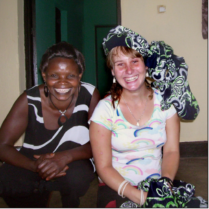 Bild zu Beitrag 3: Afrikanerinnen tragen Tücher raffiniert geknotet als Kopfschmuck. Die Technik bekam Sophie Schwittek von ihrer Betreuerin Léoncie gezeigt und ist mit dem Ergebnis sehr zufrieden. (Foto: Schwittek)