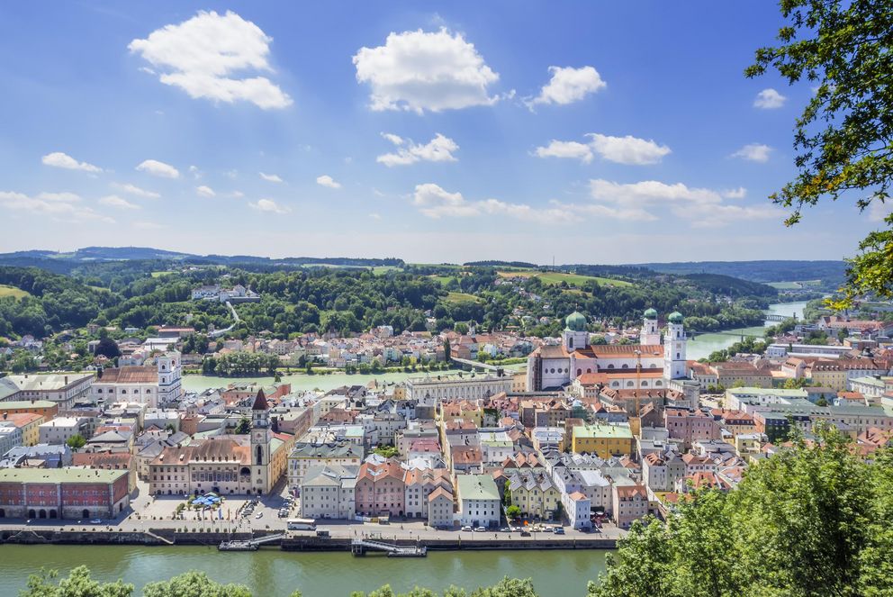 Blick über die Passauer Innenstadt mit Donau, Inn und Dom