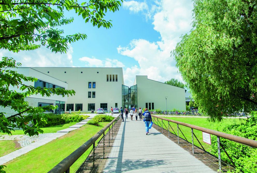 Der Campus im Sommer: Brücke mit Blick auf das Informatikgebäude