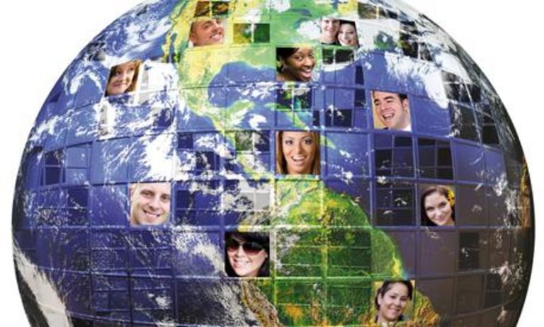 Globus mit Bildern von Studierenden darauf