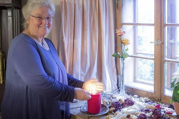 Wird Elisabeth Roth zu einem Sterbenden gerufen, entzündet sie für ihn eine Kerze. − Foto: Jäger