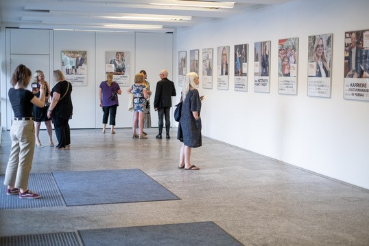 Fotoausstellung des AlumniClub aus dem Jahr 2023; Foto: Universität Passau