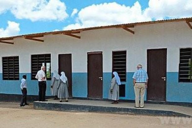 Tilman Ott und Egon Zillinger besichtigen einen fertiggestellten Schulbau in Tansania. "Sauber gearbeitet", sagen sie und nehmen den Bau ab. - Foto: PNP
