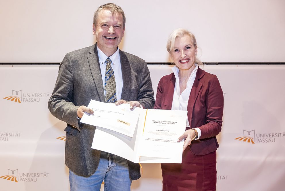 Prof. Dr. Christina Hansen, Vizepräsidentin für Internationales und Diversity, übergibt den Preis an Andrew Otto