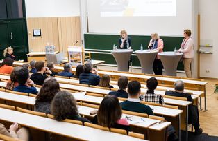Von links: Prof. Dr. Jutta Mägdefrau, Dr. Karin E. Oechslein und Monika Hohlmeier bei der anschließenden Diskussion