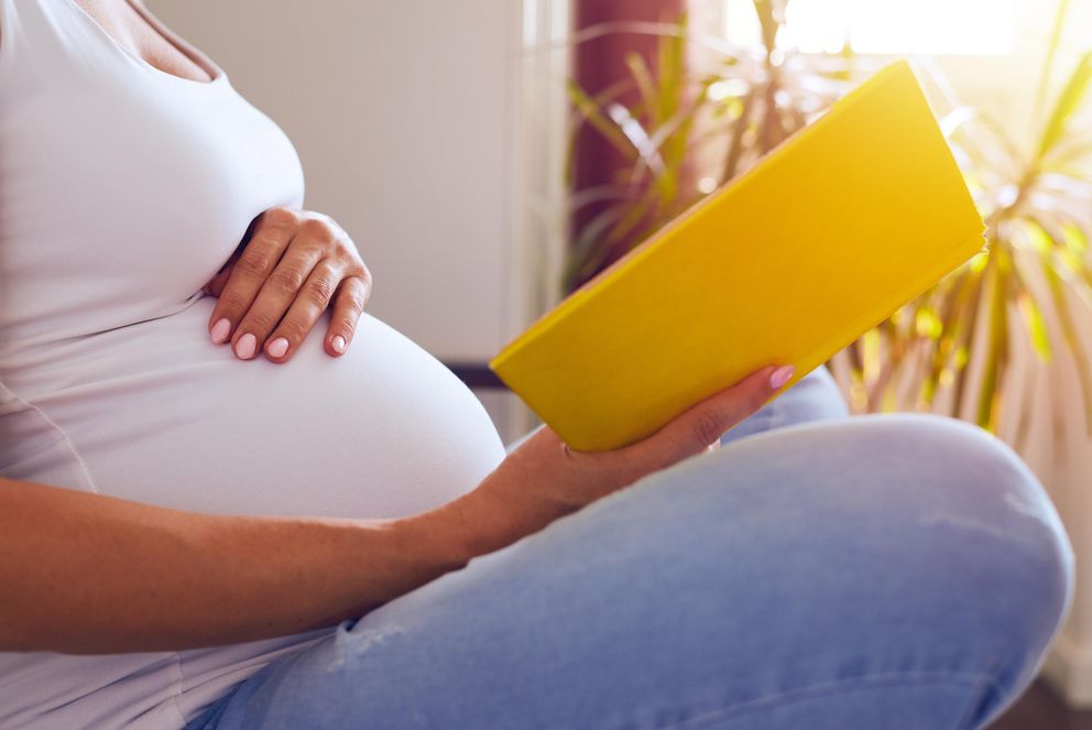 Schwangere Frau beim Lesen