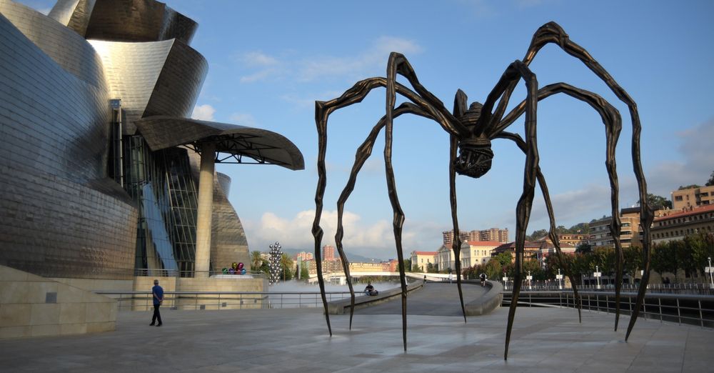  Spider sculpture "Maman" in front of the Guggenheim Museum in Bilbao
