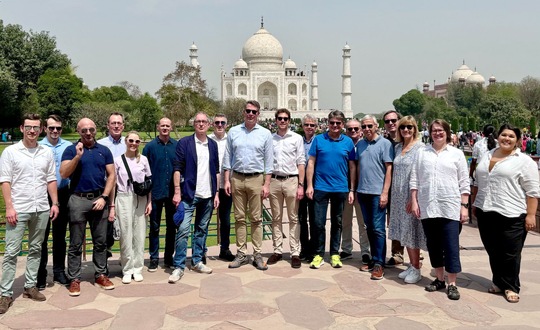 Wissenschaftsminister Blume mit Delegationsteilnehmerinnen und -teilnehmern am Taj Mahal, Foto: StMWK