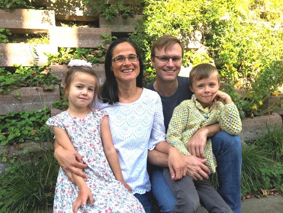 [Translate to Englisch:] Zsuzsanna Huber mit ihrem Mann und ihren Kindern