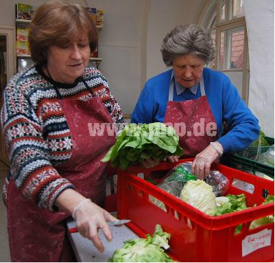 Putzen: Christine Heinrichs (l.) und Gabriele von Moreau befreien Salate von welken Blättern.