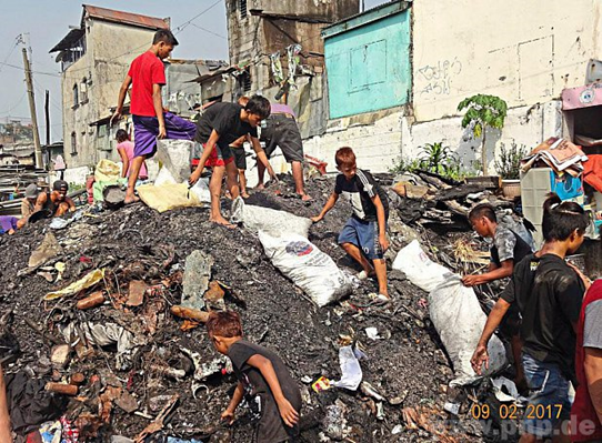 Bei dem verheerenden Feuer in den Slums von Manila haben die meisten Menschen alles verloren. Doch von düsterer Stimmung keine Spur: Die Menschen halten zusammen und versuchen, aus dem Dreck und Müll Eisen und noch verwertbare Sachen zu holen. -F: priva