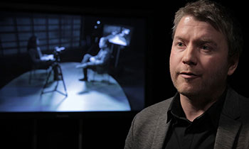 Dr. Martin Hennig, Mitglied des DFG-Graduiertenkollegs "Privatheit und Digitalisierung", stellt im Video die Ringvorlesung "Narrative der Überwachung" vor Dr. Martin Hennig, Mitglied des DFG-Graduiertenkollegs "Privatheit und Digitalisierung", stellt im Video die Ringvorlesung "Narrative der Überwachung" vor