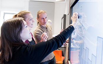 Dr. Christian Müller, Verantwortlicher für Mediendidaktik am InteLeC-Zentrum der Universität Passau mit Studierenden. Dr. Christian Müller, Verantwortlicher für Mediendidaktik am InteLeC-Zentrum der Universität Passau mit Studierenden.