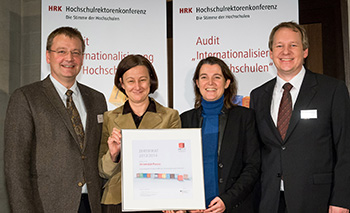From left to right: Andrew Otto, Programme Director for the University of London International Programmes at Passau; Professor Ursula Reutner, Vice President of the University of Passau; Barbara Zacharias, Head of the International Office and Student Services; Andrew Rink, International Communication Officer. Photo: HRK From left to right: Andrew Otto, Programme Director for the University of London International Programmes at Passau; Professor Ursula Reutner, Vice President of the University of Passau; Barbara Zacharias, Head of the International Office and Student Services; Andrew Rink, International Communication Officer. Photo: HRK