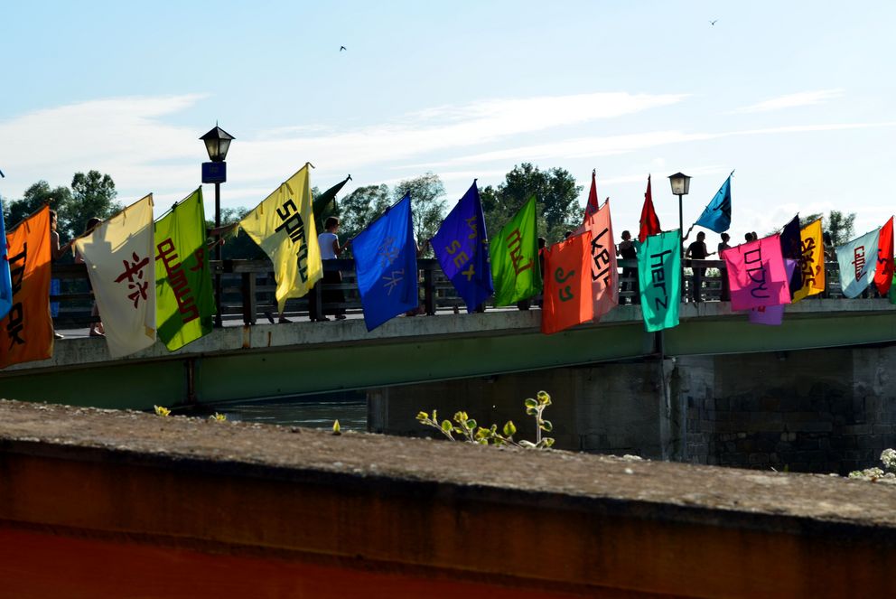 Flaggen auf einer Brücke