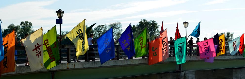 Bunte Flaggen mit Aufschrift in verschiedenen Sprachen