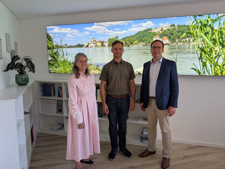 Im Gespr&auml;ch mit der neuen Universit&auml;tsleitung, (von links nach rechts): Barbara Tasch, Landtagsabgeordneter Toni Schuberl und Pr&auml;sident Prof. Dr. Jan H. Schumann; Foto: Universit&auml;t Passau.