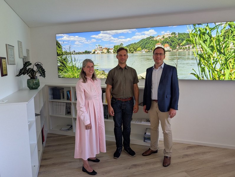 Im Gespräch mit der neuen Universitätsleitung, (von links nach rechts): Barbara Tasch, Landtagsabgeordneter Toni Schuberl und Präsident Prof. Dr. Jan H. Schumann; Foto: Universität Passau.