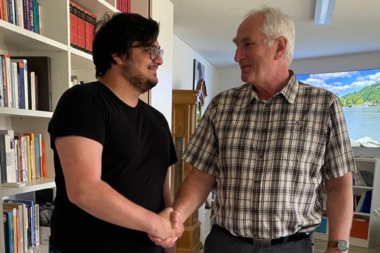 Juri Biswas (l. im Bild), GEW Hochschulgruppe Passau, nach dem Gespräch zu den Beschäftigungsverhältnissen von Studierenden mit Prof. Dr. Ulrich Bartosch, Präsident der Universität Passau, Foto: Universität Passau