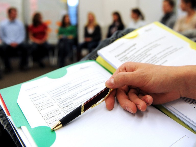 Ein Studierener zeigt auf einen Studientext
