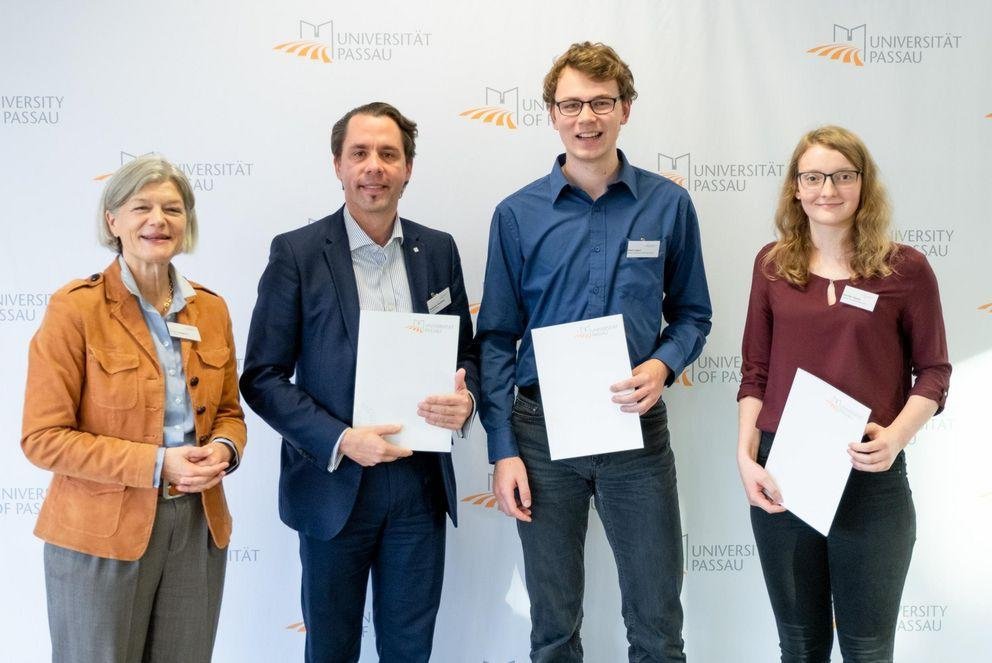 Präsidentin, Herr Michalski mit dem Stipenditen und der Stipendiatin Präsidentin, Herr Michalski mit dem Stipenditen und der Stipendiatin