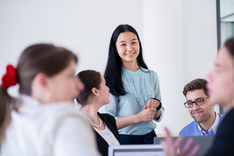 Bildhinweise: Internationale Studierende der Universit&auml;t Passau sollen vom Studium bis zum Berufseintritt k&uuml;nftig noch besser begleitet und insbesondere auf den regionalen Arbeitsmarkt vorbereitet werden. Foto: Universit&auml;t Passau