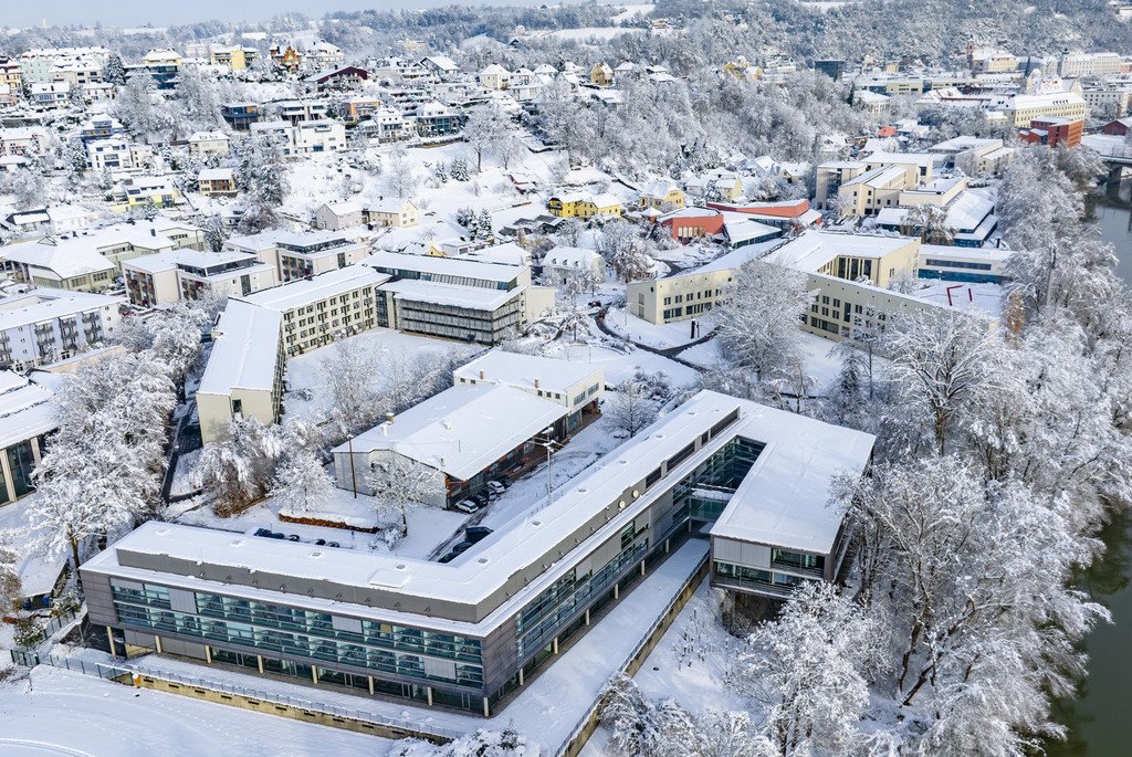 ITZ,Luftbild im Schnee des Ehret-Gelände, FIM-Gebäude, Juridicum, Verwaltungsgebäude, Fluss Inn