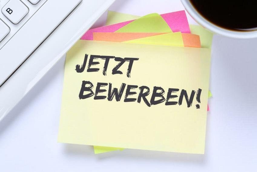 Notizzettel mit der Aufschrift: Jetzt Bewerben