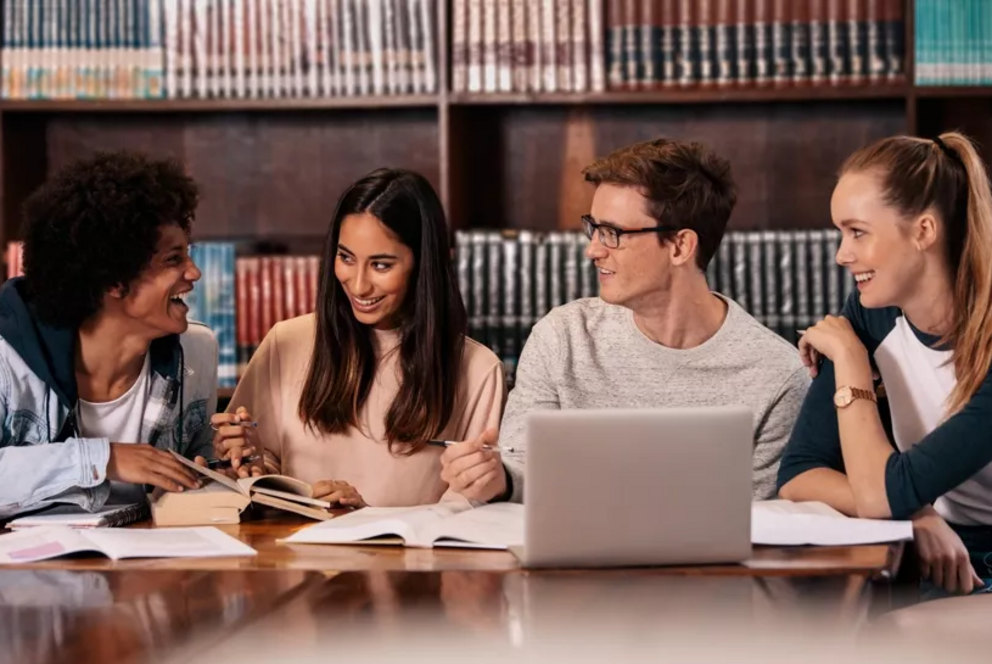 Vier StudentInnen haben Spaß beim gemeinsamen Lernen.