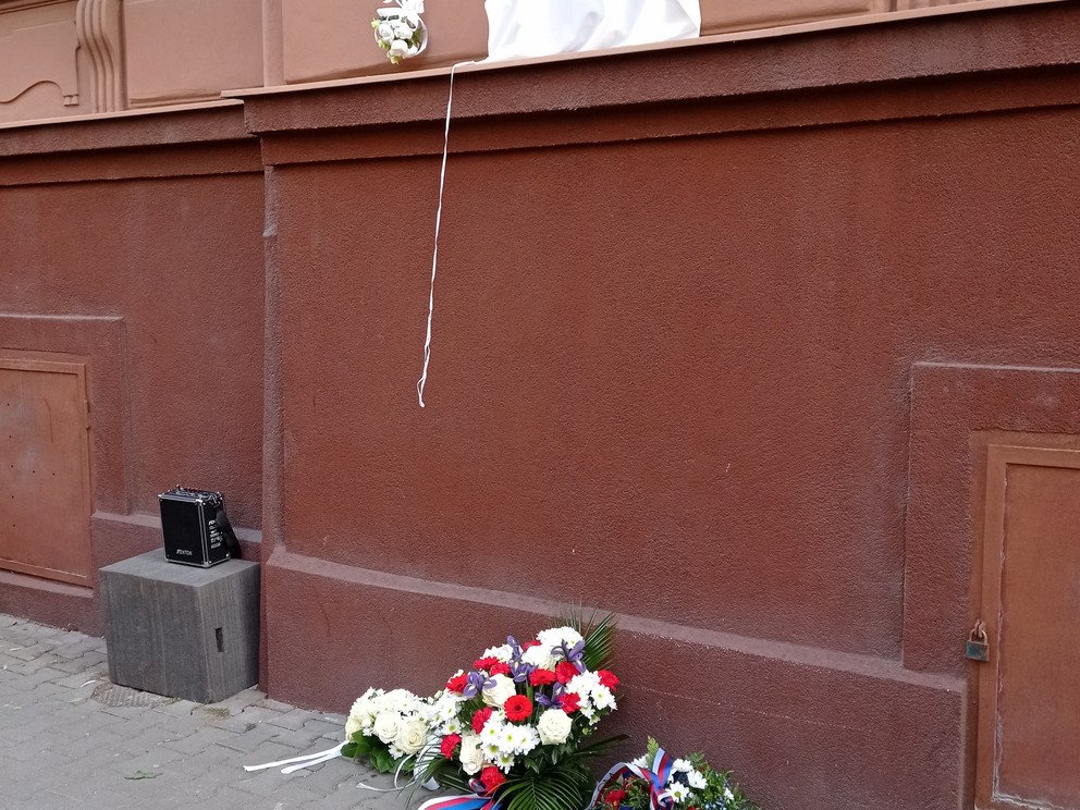 Fotografie z odhalen&iacute; pamětn&iacute; desky