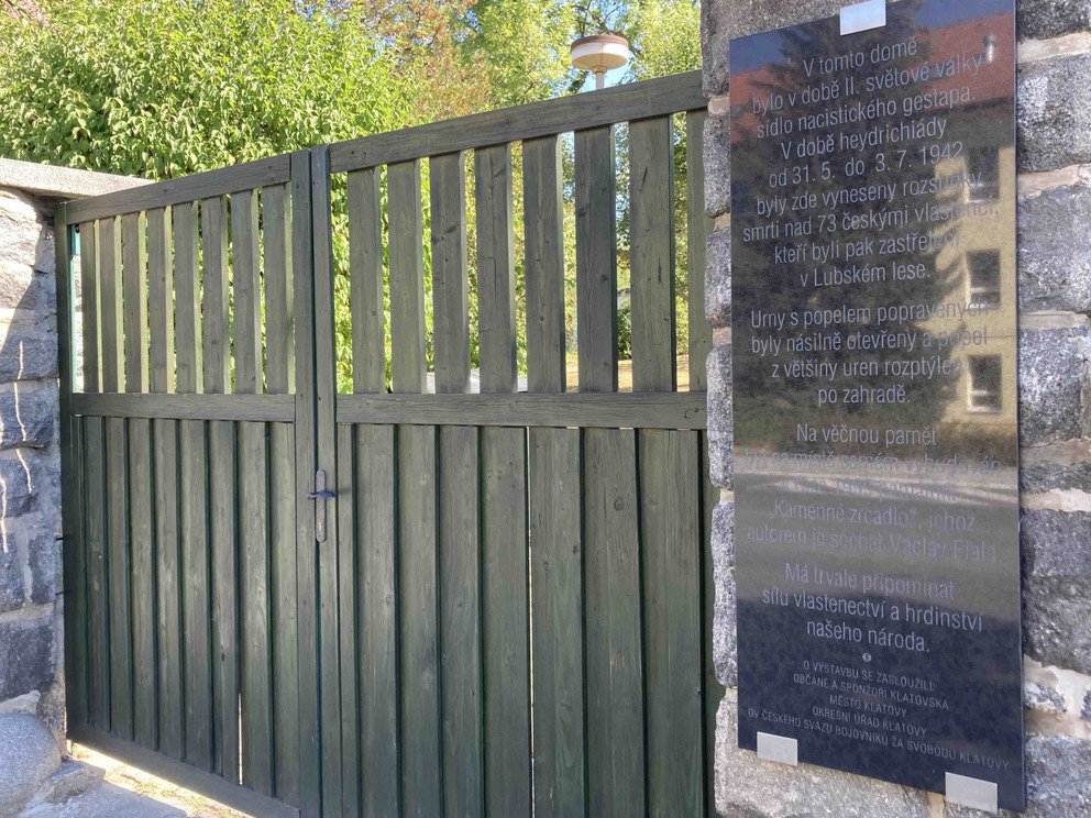 Fotografie pomn&iacute;ku a vily