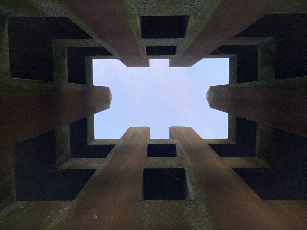 Ansicht der Skulptur von innen mit Blick in Richtung Himmel