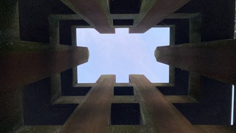 [Translate to Tschechisch:] Ansicht der Skulptur von innen mit Blick in Richtung Himmel