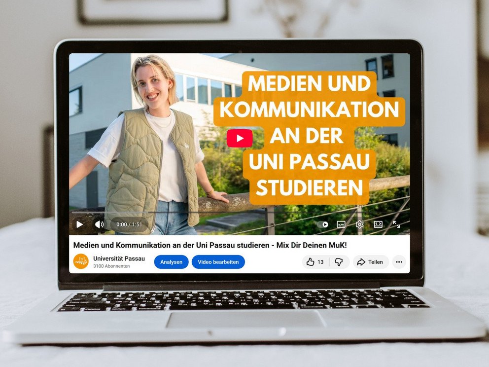 ein Laptop, auf dem ein Imagevideo des Studiengangs "Medien und Kommunikation" auf YouTube aufgerufen ist