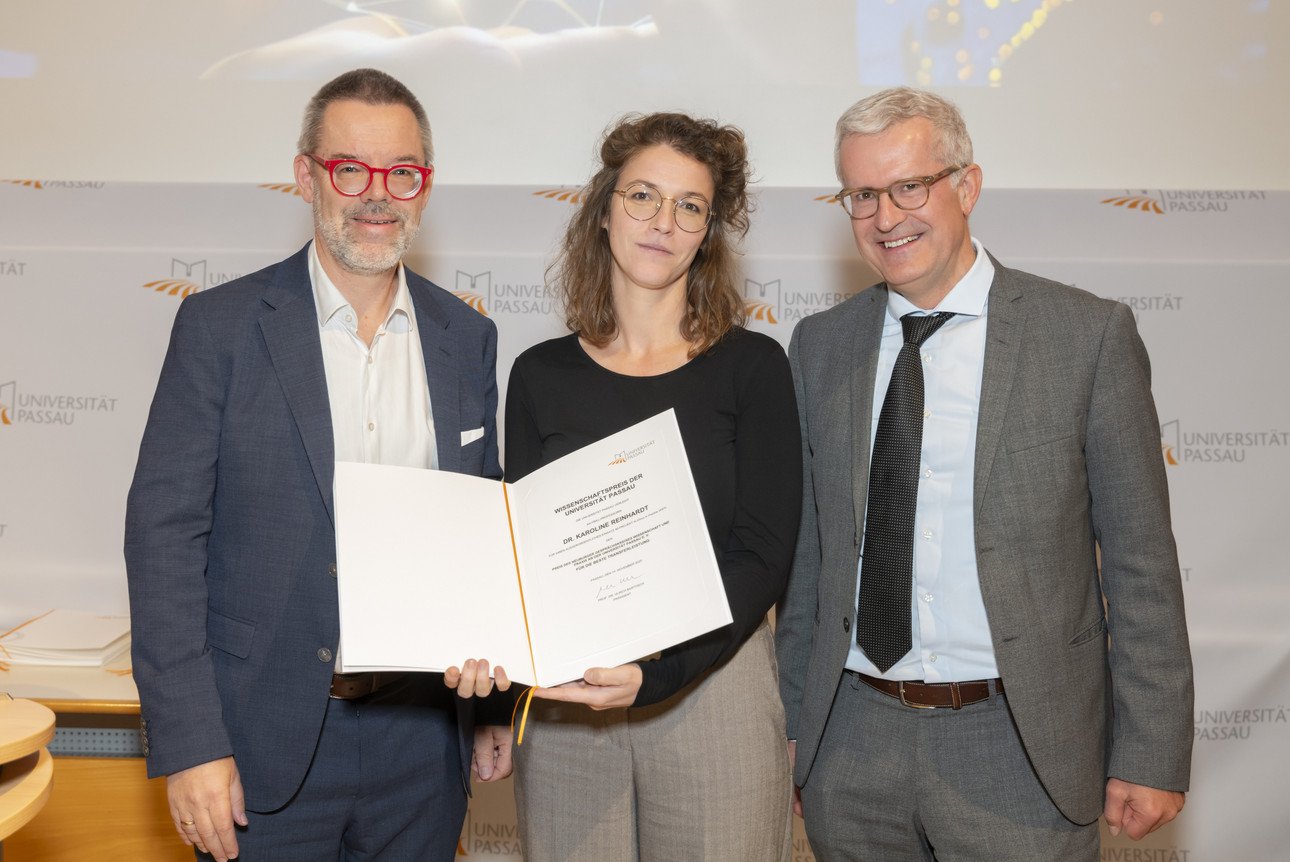 v.l.n.r. Vizepr&auml;sident Prof. Dr. Werner Gamerith, Prof. Dr. Karoline Reinhardt, Dr. Fritz Audebert (Vorsitzender Neuburger Gespr&auml;chskreis f&uuml;r Wissenschaft und Praxis)
