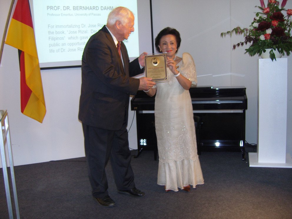 Prof. Dr. Bernhard Dahm erh&auml;lt den "Dr. Jos&eacute; Rizal Award f&uuml;r Philippine German Cultural Relations" aus den H&auml;nden von Delia Albert Domingo.