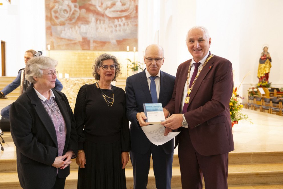 &Uuml;bergabe der Festschrift an Prof. Dr. Ulrich Bartosch (re.): (v.l.) Dr. Birgit R&ouml;der, Christiane Bartosch  und Dr. Rudolf Speth; Foto: Universit&auml;t Passau