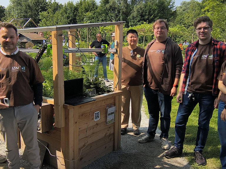 Das InnRaum³-Team vor dem innovativen Hochbeet auf der Landesgartenschau in Schärding; Foto: Universität Passau