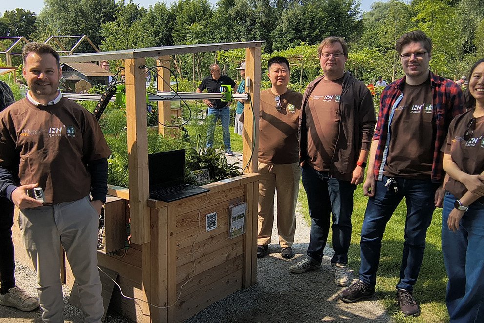 Das InnRaum³-Team vor dem innovativen Hochbeet auf der Landesgartenschau in Schärding; Foto: Universität Passau