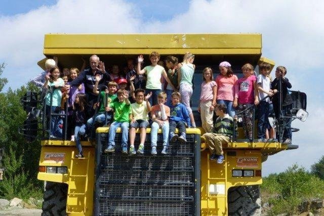 Die vierten Klassen der Grundschule Hacklberg bei der Besichtigung der Granitwerke