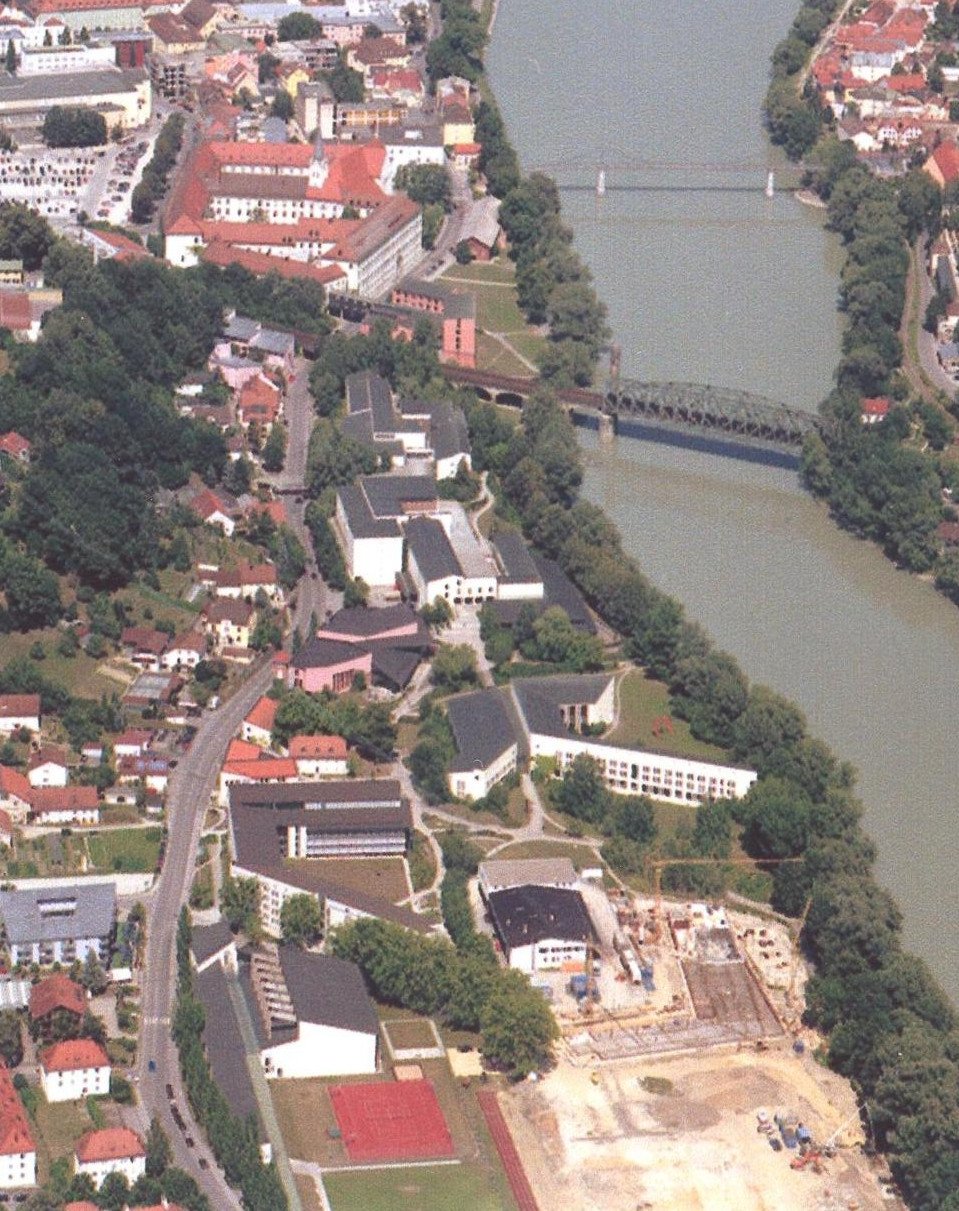 Luftbild 2003 - neues Universitätsgebäude Juridicum und Verwaltungsgebäude, Baustellen IT-Zentrum/International House sowie Außenanlagen des Sportzentrums 