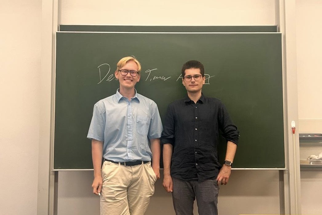 Die Vorstandsmitglieder Alex in einem hellblauen Hemd und Nico in einem dunkelblauen Hemd
