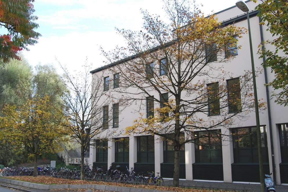 Innstraße 29 neu (2008): Zentralbibliothek und Ausfahrt Tiefgarage; Quelle: Universitätsarchiv Passau, Fotosammlung