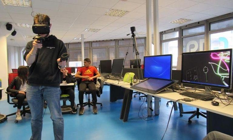 Student mit VR-Brille