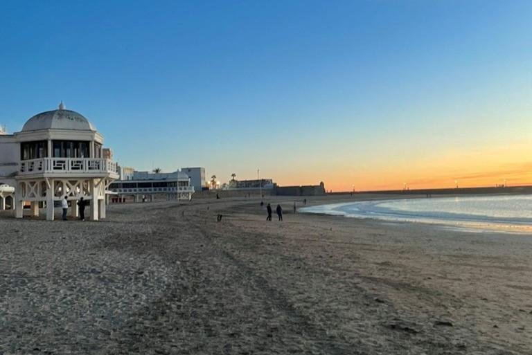 Das Bild zeigt einen Strand bei Sonnenuntergang