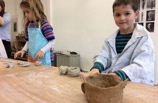 [Translate to Englisch:] Kinder beim Arbeiten mit Ton in der Keramikwerkstatt