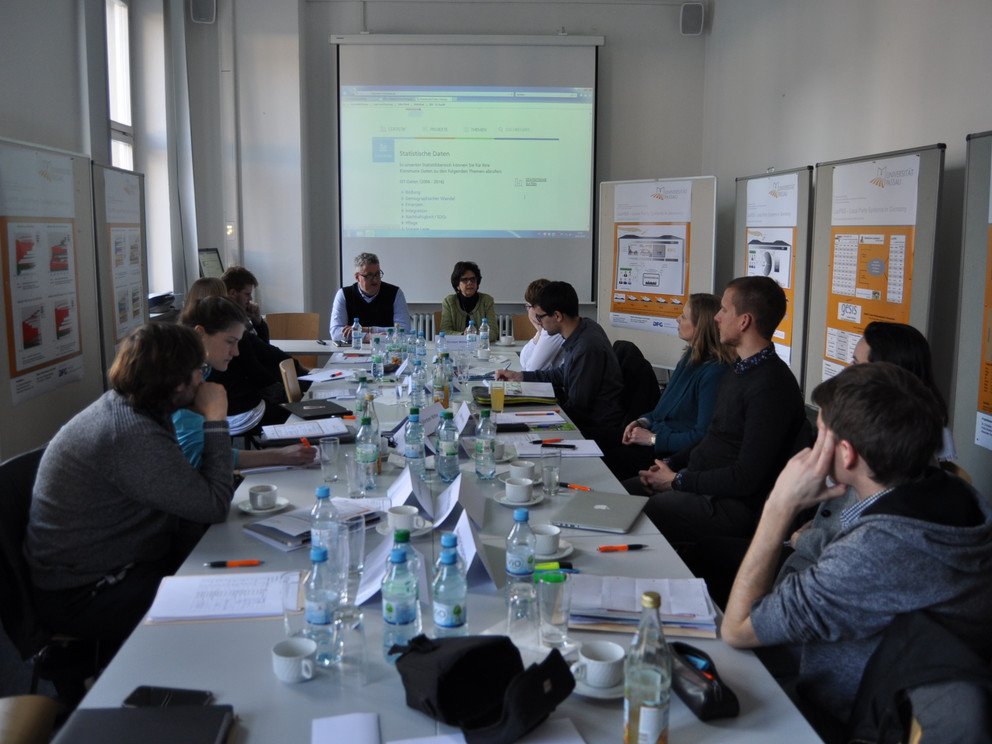 Zu sehen sind Panelleiter Dr. Christian Rademacher und die Referentin Dr. Kirsten Witte (Bertelsmann Stiftung), die Ihren Vortrag zum "Wegweiser Kommune" h&auml;lt.