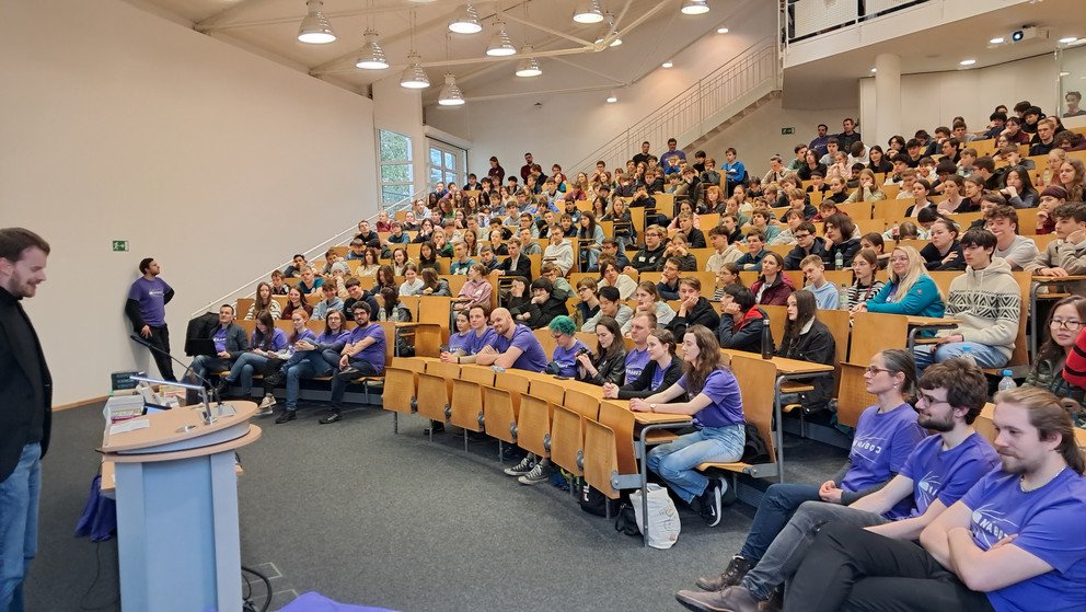 Prof. Dr. Jens Zumbrägel von der Universität Passau beim Grußwort während der Siegerehrung.  Foto: Universität Passau