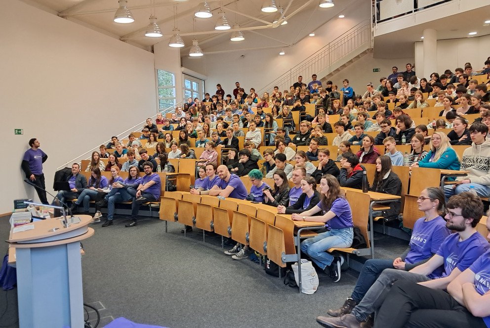 Prof. Dr. Jens Zumbrägel von der Universität Passau beim Grußwort während der Siegerehrung.  Foto: Universität Passau